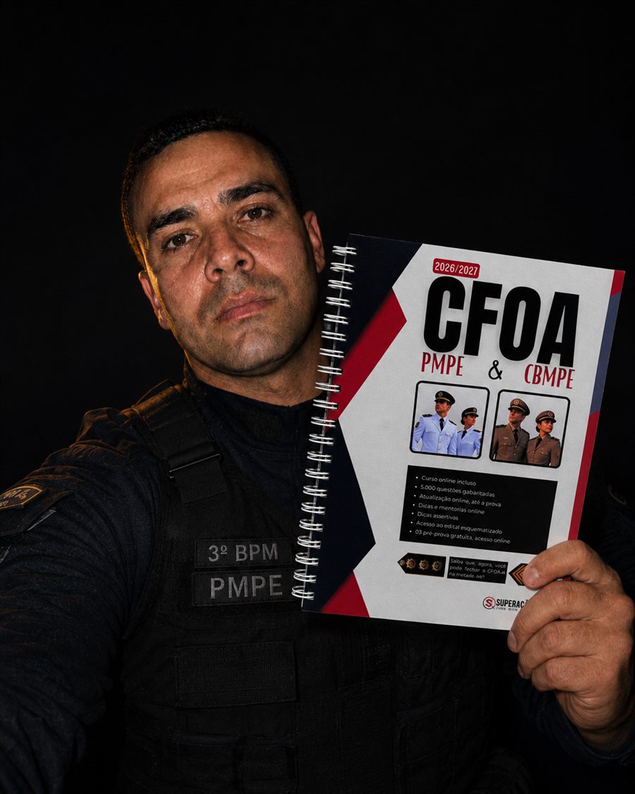 Sargento da PMPE segurando a apostila física do CFOA PMPE & CBMPE